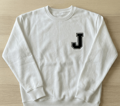 Sudadera Blanca Personalizable | Elige tu Inicial Estilo College - El Cajón Friki