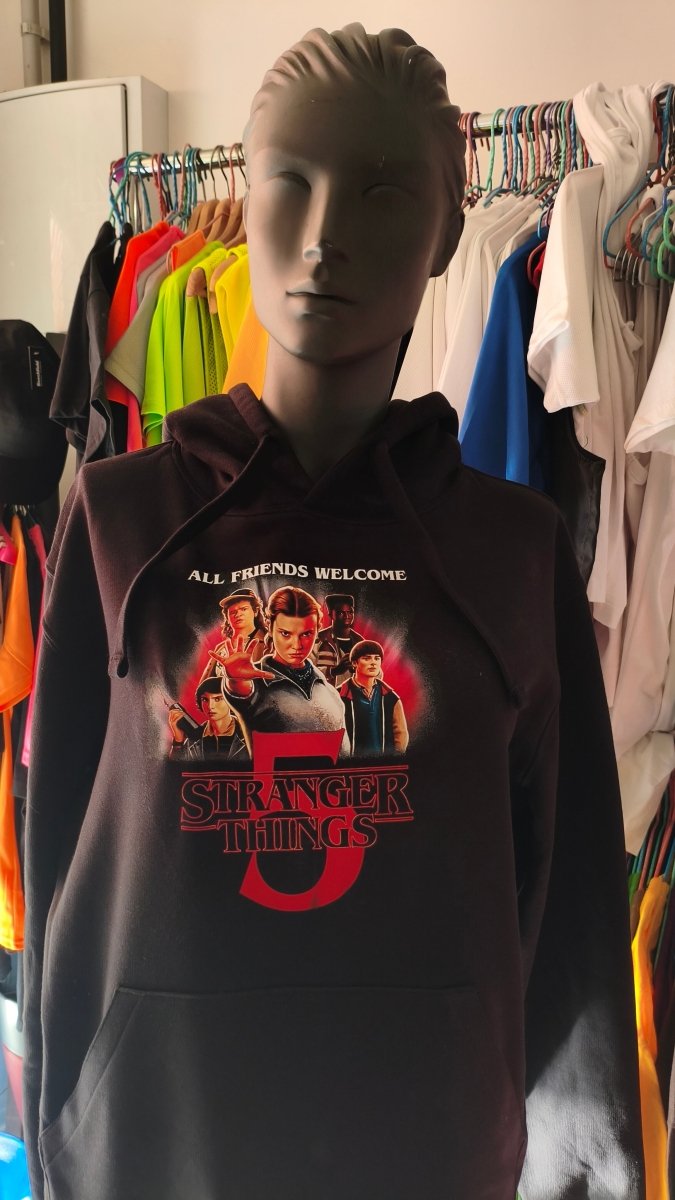 Sudadera Stranger Things 5 – All Friends Welcome - El Cajón Friki