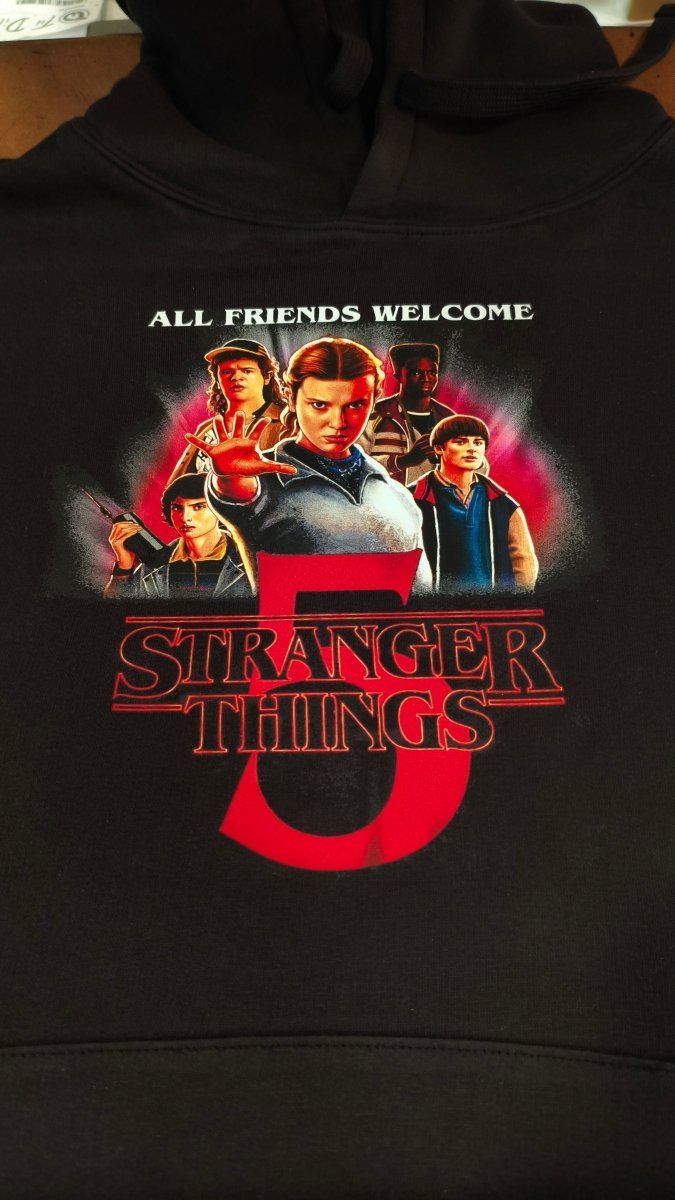 Sudadera Stranger Things 5 – All Friends Welcome - El Cajón Friki