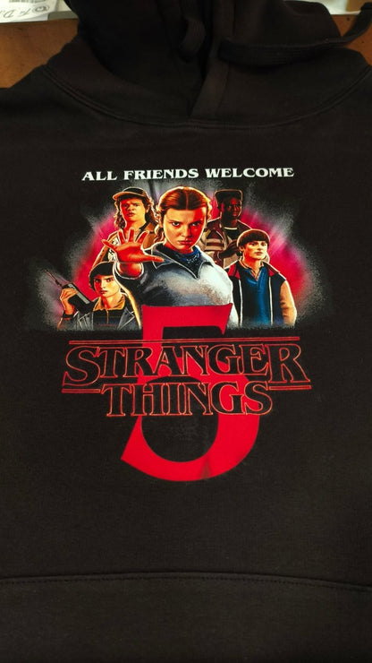Sudadera Stranger Things 5 – All Friends Welcome - El Cajón Friki